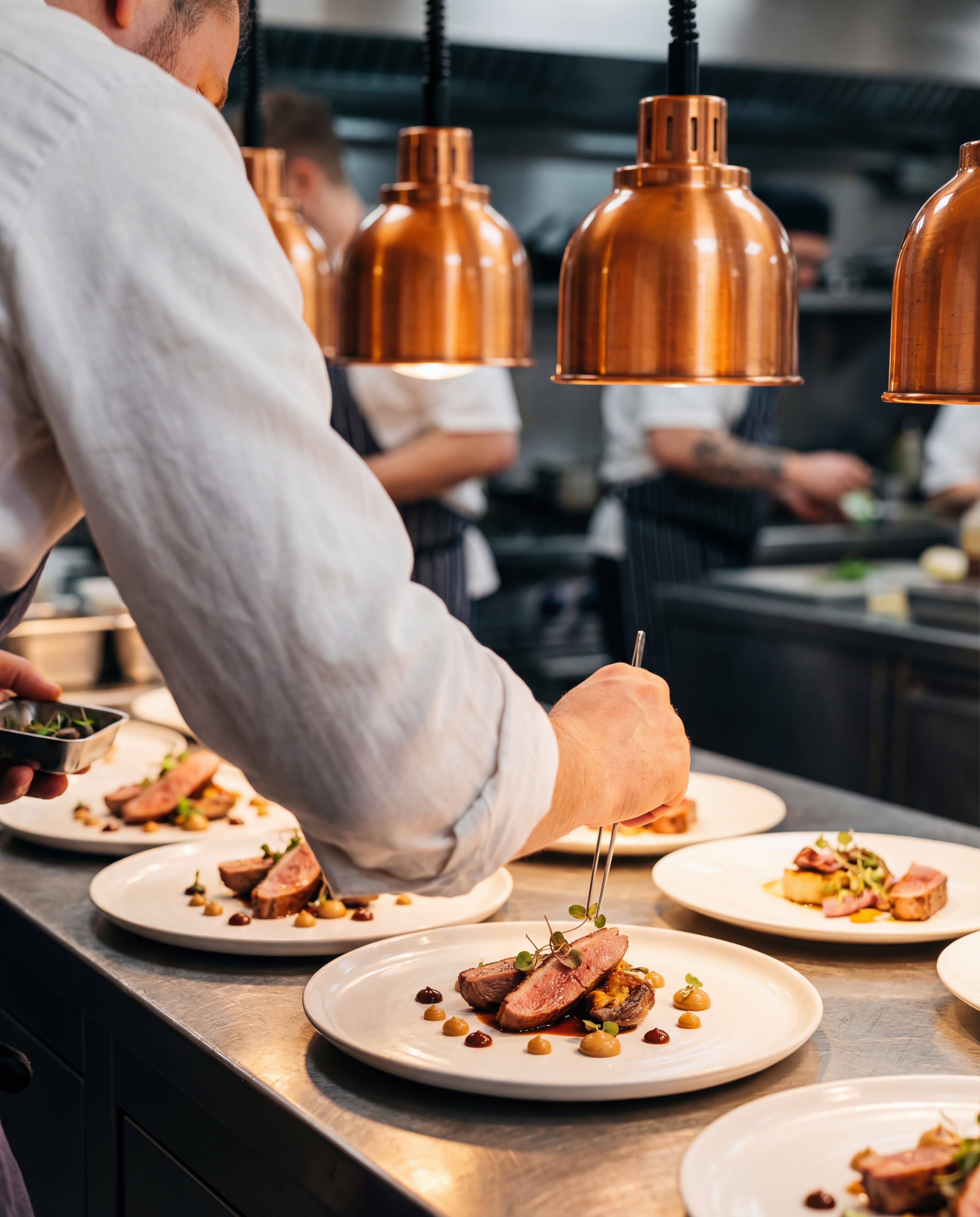 Chef au pass dirigeant le service en cuisine